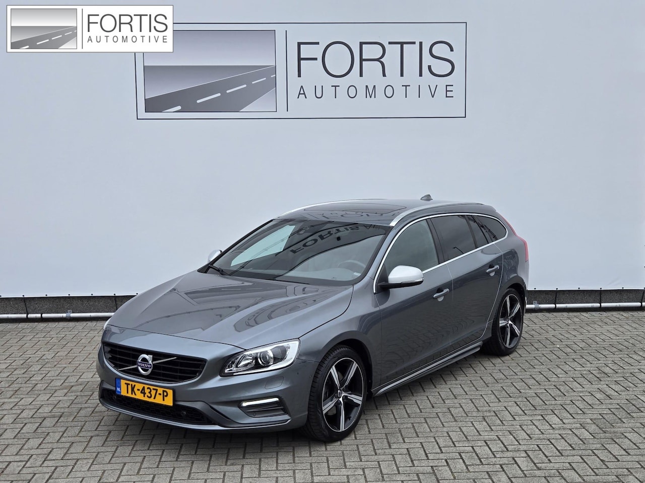 Volvo V60 - 2.0 T4 Business Sport R design NL-AUTO | PANODAK | LEDER | CAMERA | TREKHAAK - AutoWereld.nl