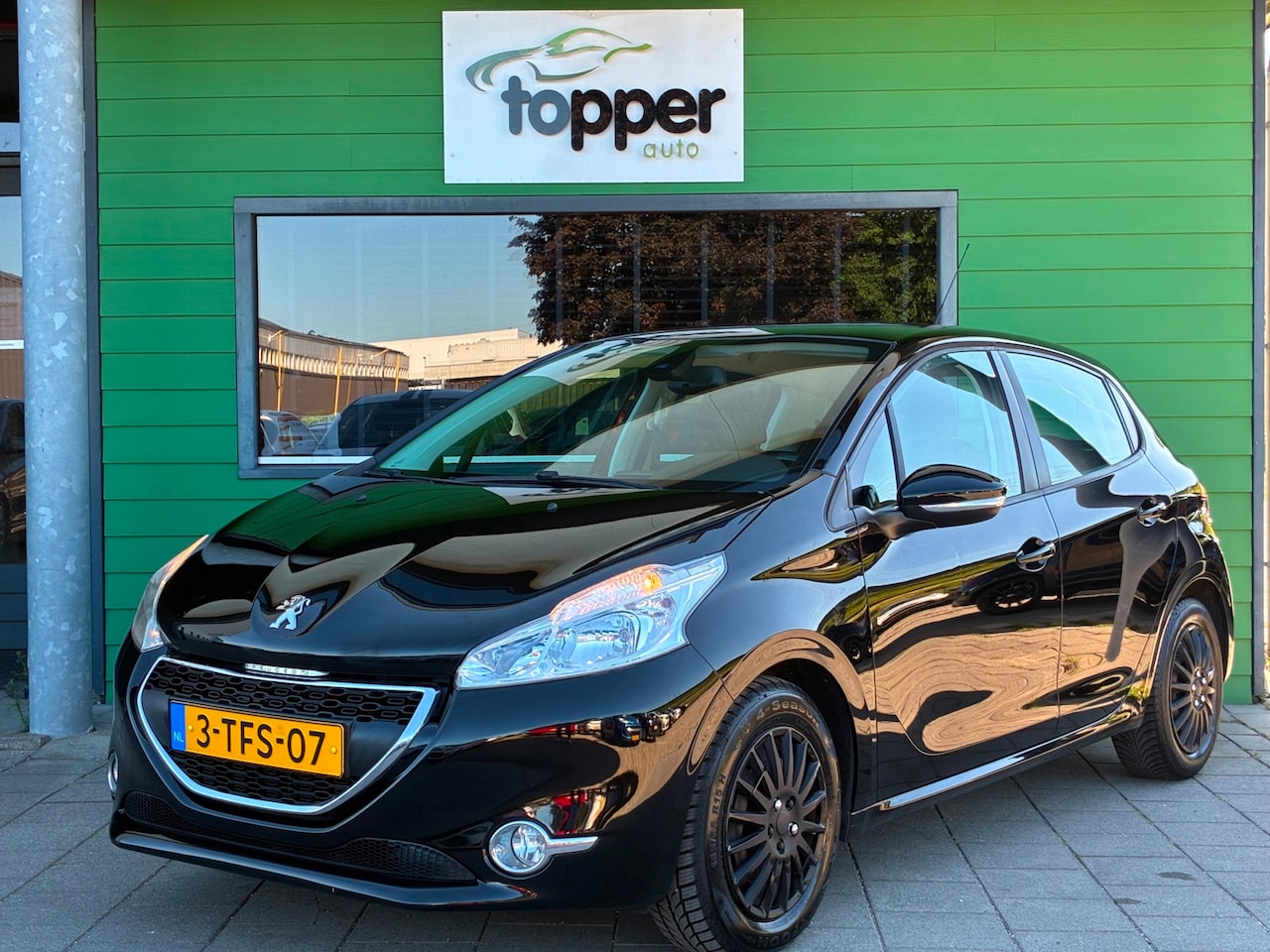 Peugeot 208 - 1.2 VTi Envy|2e Eigenaar|Navigatie|CruiseControl|Climatronic|Trekhaak - AutoWereld.nl
