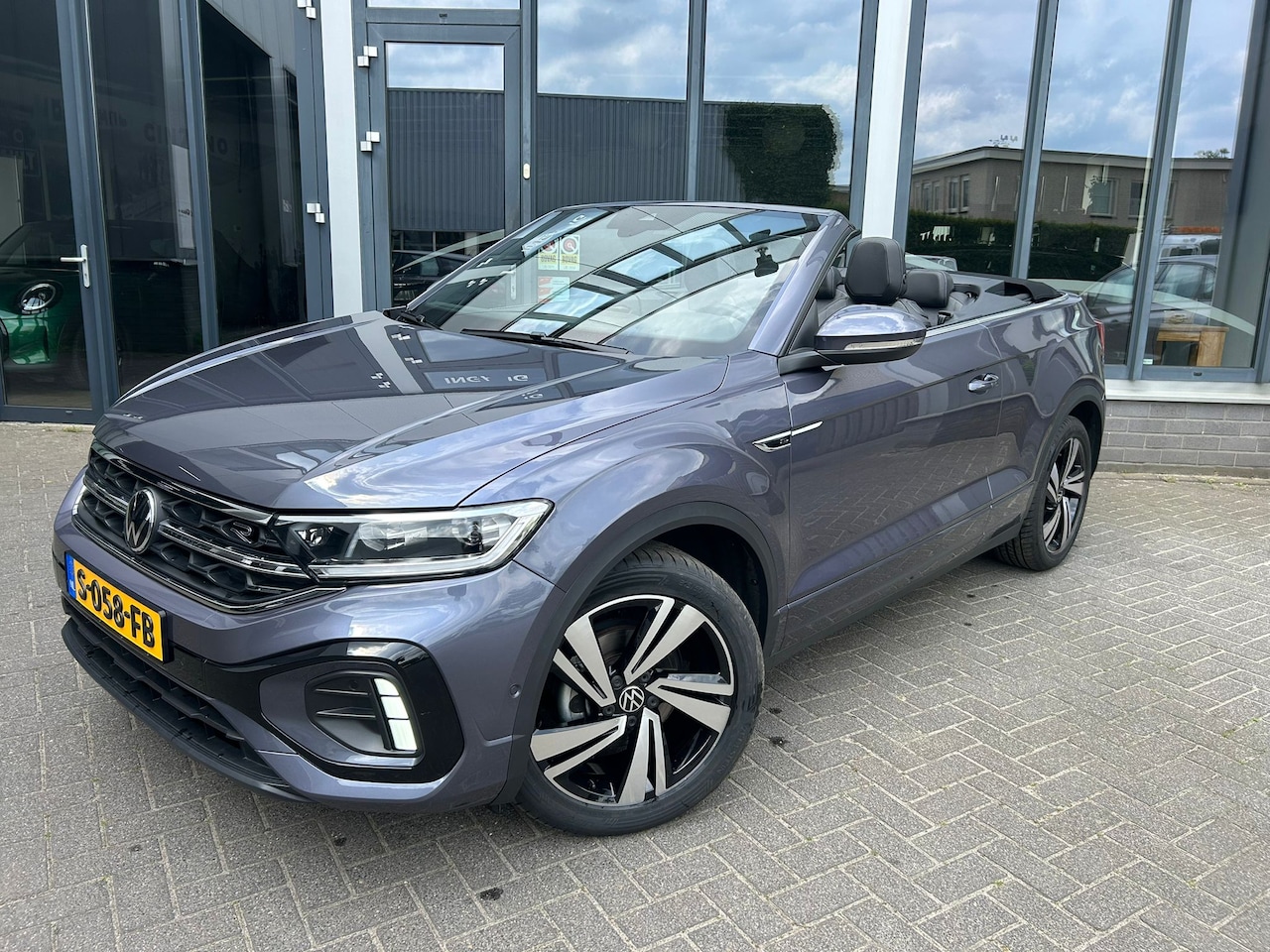 Volkswagen T-Roc Cabrio - 1.5 TSI R-Line Bomvolle VW T-Roc Cabrio - AutoWereld.nl