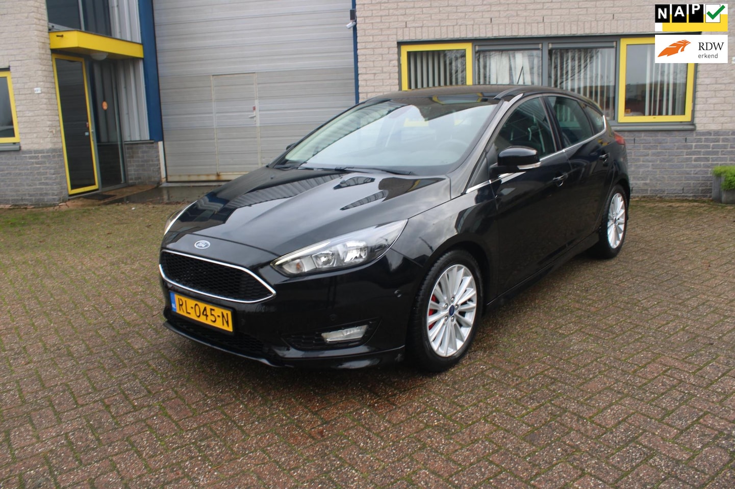 Ford Focus - 1.0 Titanium | cruise | navi | parkeersensoren - AutoWereld.nl
