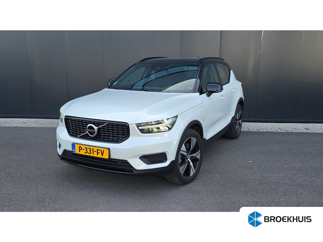Volvo XC40 - 1.5 T5 Recharge 262pk R-Design | Panoramadak | Trekhaak | Harman Kardon | Camera | Stoelve - AutoWereld.nl