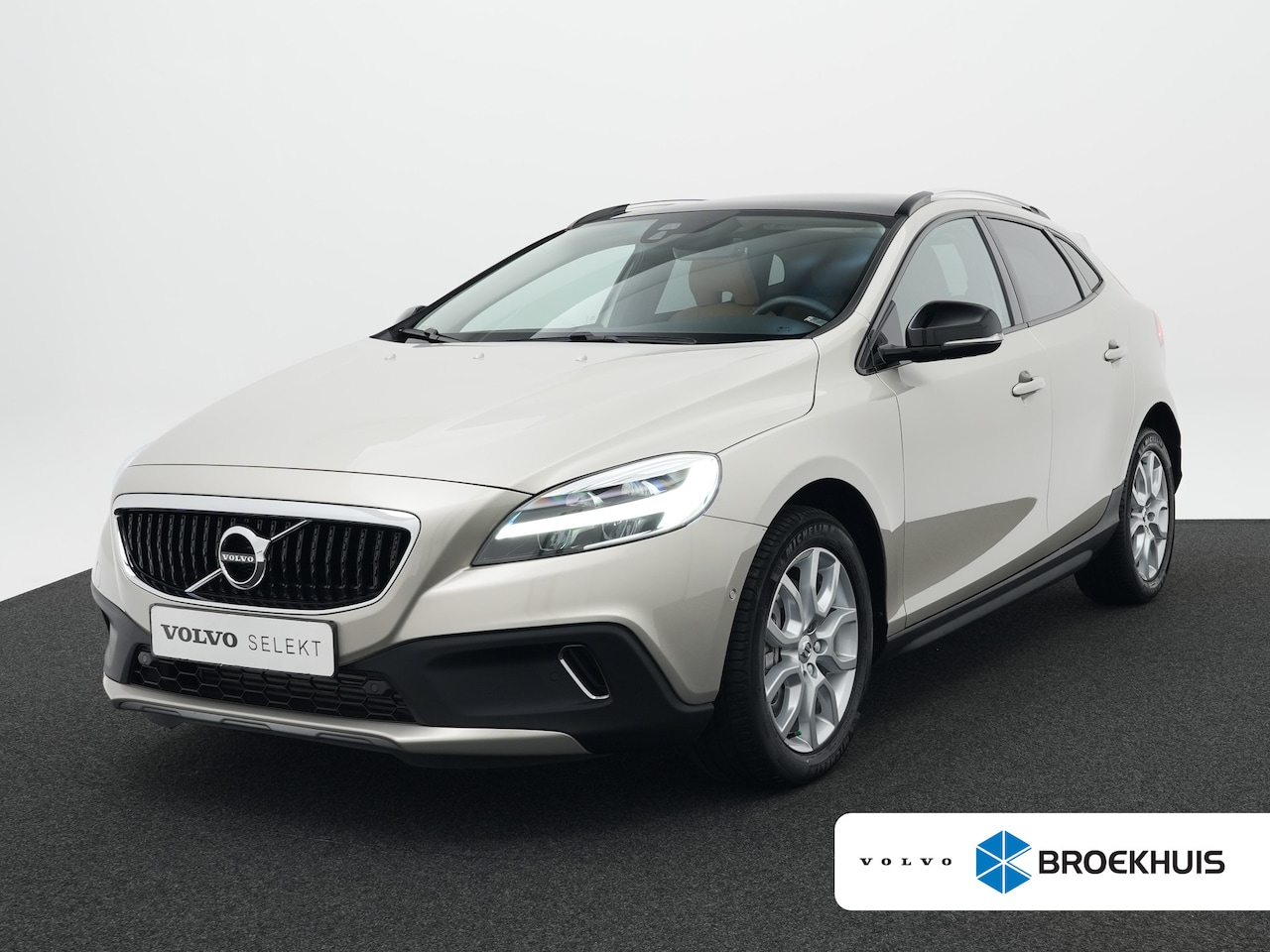Volvo V40 Cross Country - 1.5 T3 Polar+ Luxury | ZGAN - 17.999 km!! | Leder | Harman/Kardon | Panoramadak | Camera | - AutoWereld.nl