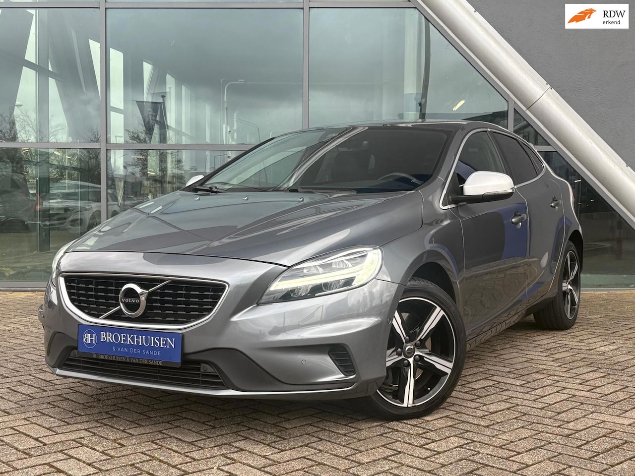 Volvo V40 - 1.5 T3 Polar+ Sport 152pk Panoramadak / Camera / Stoelverwarming / HK Audio - AutoWereld.nl