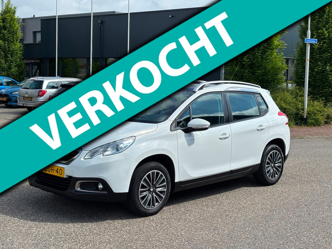 Peugeot 2008 - 1.2 VTi Active Pano Navi Trekhaak - AutoWereld.nl
