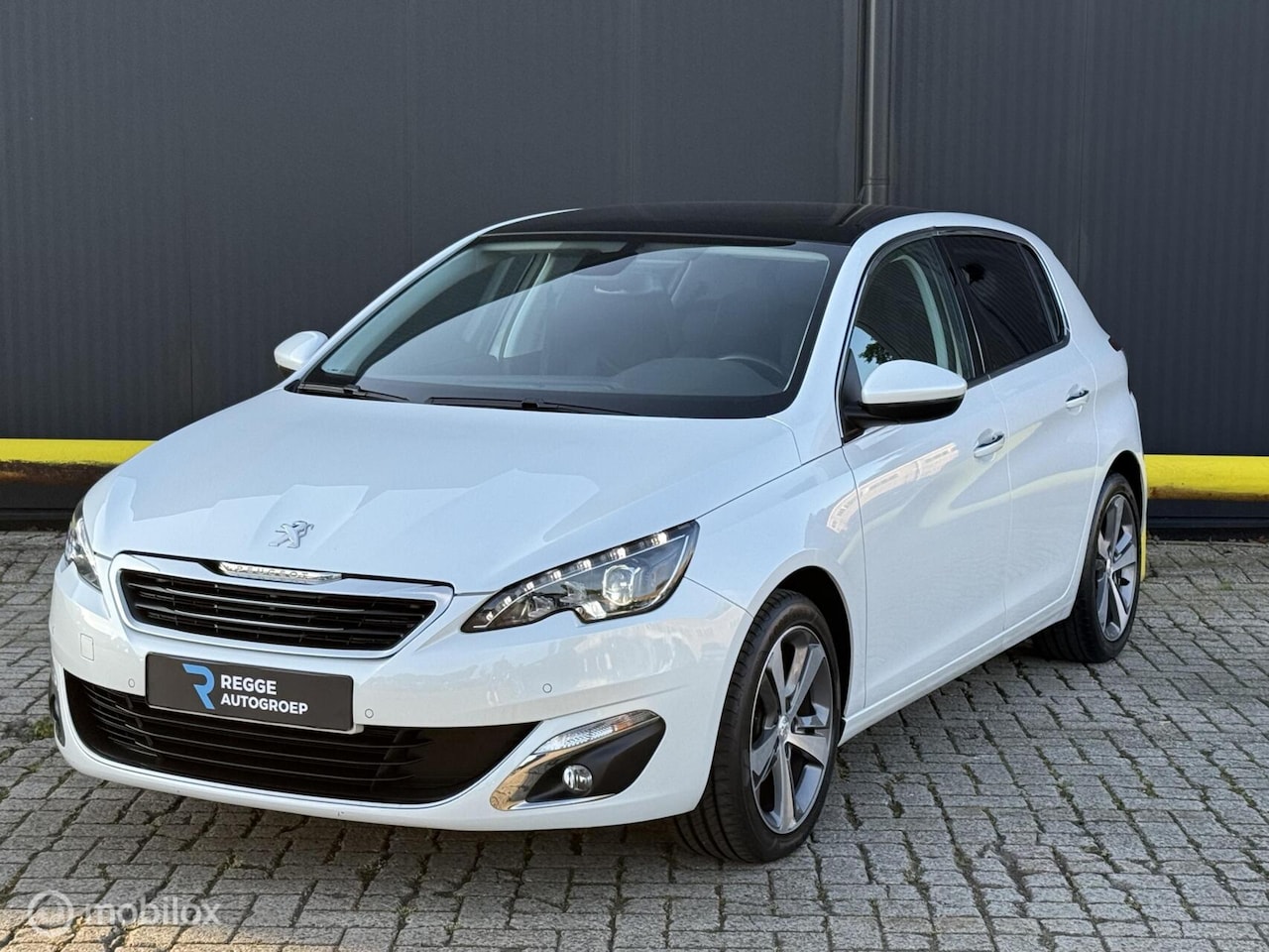 Peugeot 308 - 1.2 PureTech Allure AUTOMAAT | NIEUWSTAAT - AutoWereld.nl