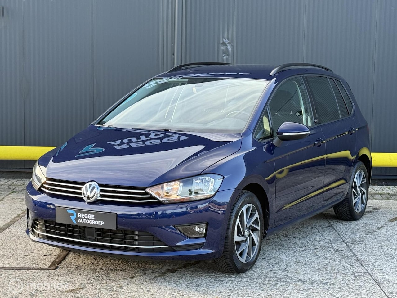 Volkswagen Golf Sportsvan - 1.2 TSI Highline AUTOMAAT|TREKHAAK - AutoWereld.nl