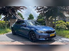 BMW 3-serie - 318i High Executive | 19 Inch | Sfeerverlichting | Sportstoelen | NL-Auto |