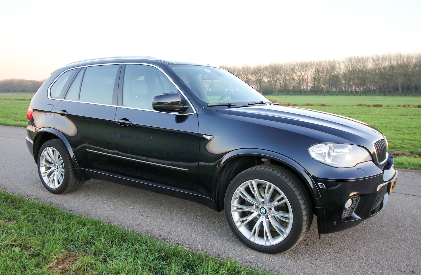 BMW X5 - 3.5i High Executive M-sportpakket E70 LCI Carbonschwarz Bruin Merino leer Panoramadak Historie - AutoWereld.nl