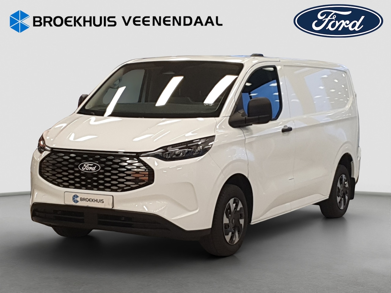 Ford Transit Custom - E-Transit 320 L1H1 65 kWh 2300kg Trekgewicht | Camera | 3-Zits | {uitgelichte-opties} - AutoWereld.nl