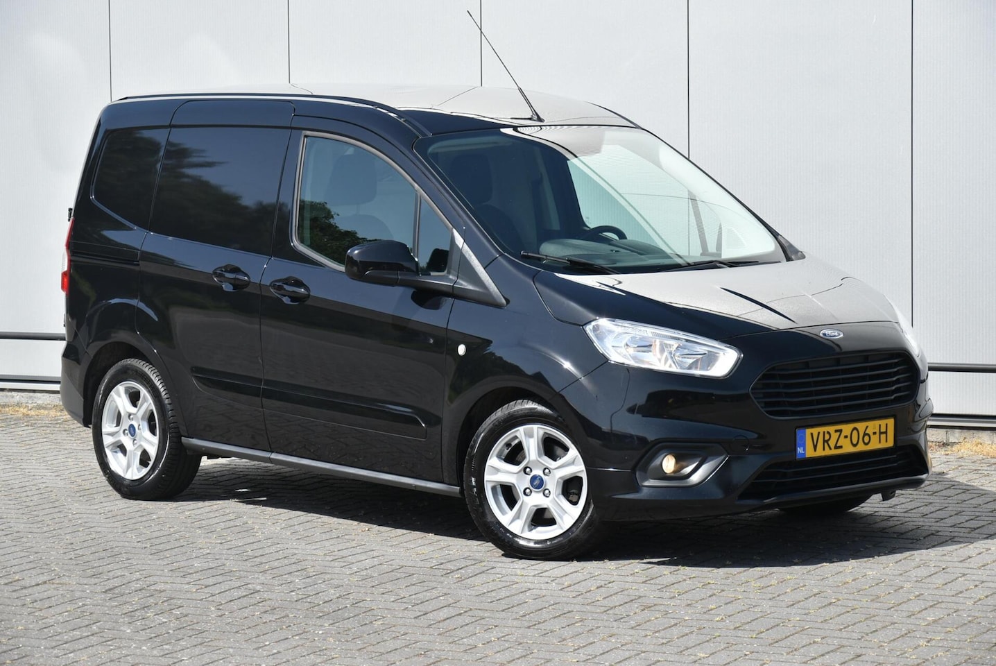 Ford Transit Courier - 1.5 TDCI Limited Airco Cruise Trekhaak - AutoWereld.nl
