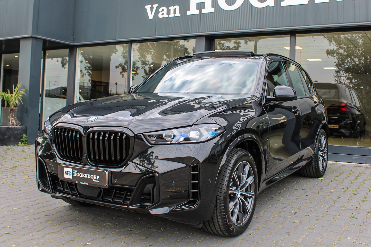 BMW X5 - XDrive50e M-Sport PANO LASER H&K HUD TREKHAAK - AutoWereld.nl