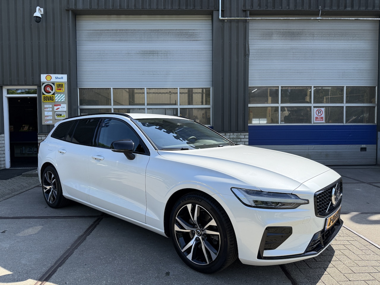 Volvo V60 - 2.0 B4 Automaat Plus Dark - AutoWereld.nl