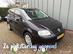 Volkswagen Touran - 1.6-16V FSI Business NAP//AIRCO//CRUISE//TREKHAAK//ELEC.RAMEN