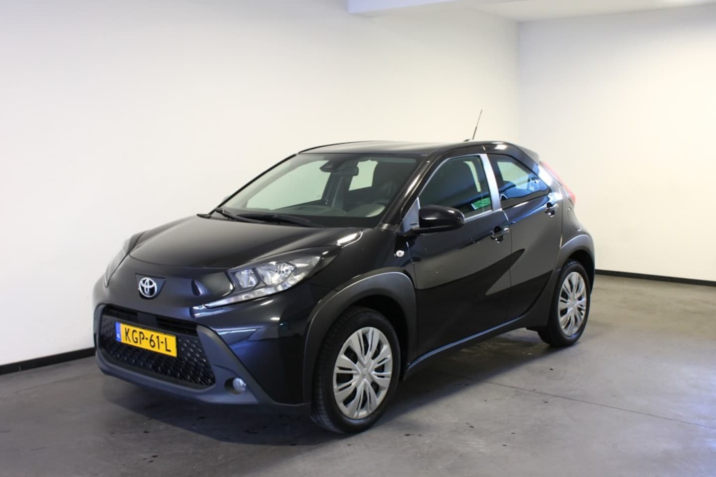 Toyota Aygo X - 1.0 VVT-i S-CVT play 1.0 VVT-I S-CVT PLAY, Airco, Camera, Automaat - AutoWereld.nl