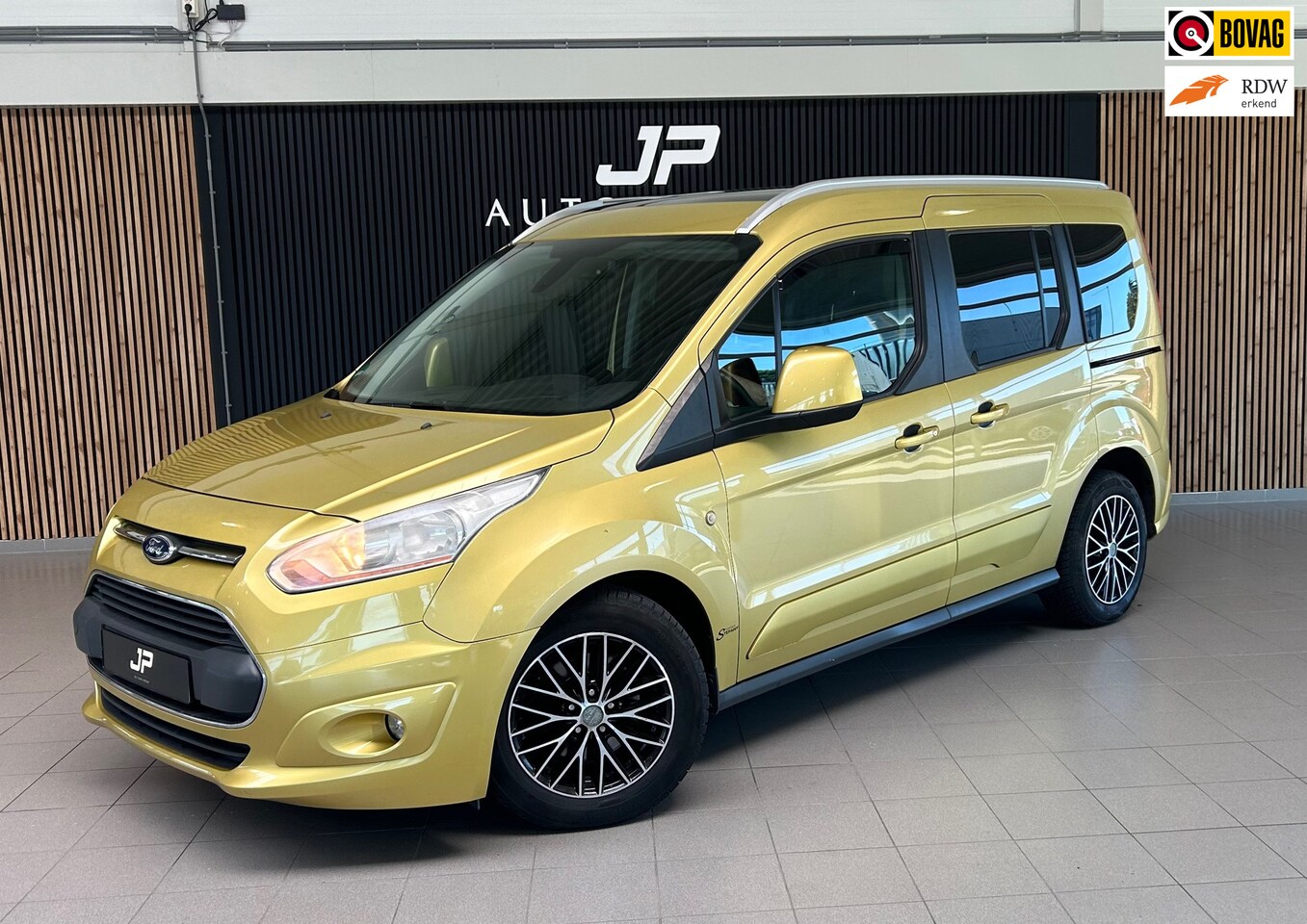 Ford Tourneo Connect Compact - 1.6 Titanium AUTOMAAT|CAMERA|TREKHAAK|CRUISE|STOELVERWARMING - AutoWereld.nl