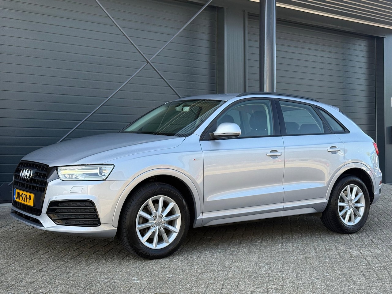 Audi Q3 - 1.4 TFSI CoD 1.4 TFSI CoD, S-line, PDC, Elektrisch klep, Trekhaak, Zeer netjes - AutoWereld.nl