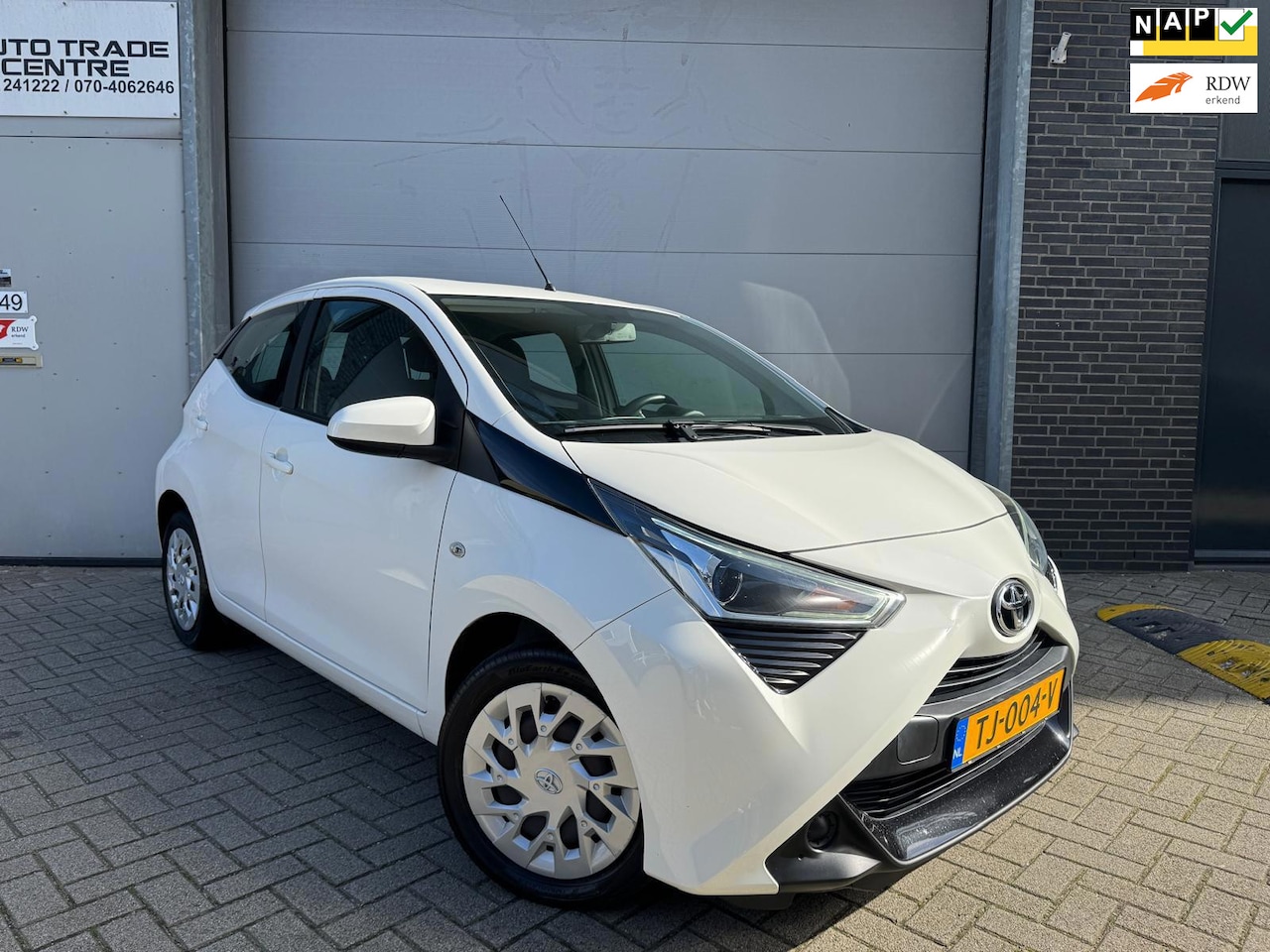 Toyota Aygo - 1.0 VVT-i x-play [Facelift | Carplay | Camera | Airco | Dealer OH] - AutoWereld.nl