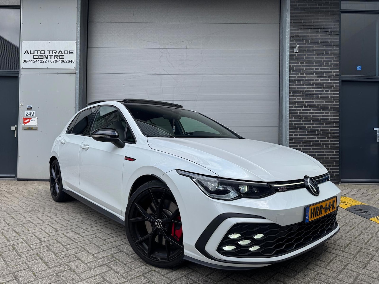 Volkswagen Golf - 2.0 TSI GTI [ Pano | IQ.Light | H&K | 19" | Dodehoek | Draadloos laden] - AutoWereld.nl