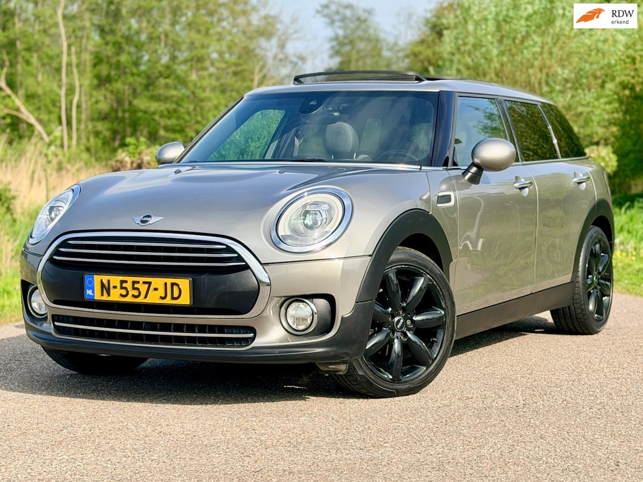 MINI Clubman - Mini 1.5 Chili Half Leder Panodak Stoelverwarming Clima PDC Navi Carplay Perfect Onderhoud - AutoWereld.nl