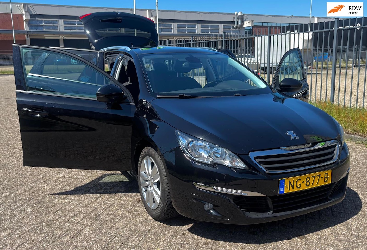 Peugeot 308 SW - 1.2 PureTech Blue Lease Executive 5 Deurs - AutoWereld.nl