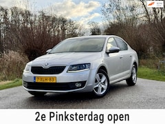 Skoda Octavia - 1.2 TSI Greentech Elegance Businessline 5DRS NAVI KEYLES ECC STOELVERWARMING NAP GOED ONDE