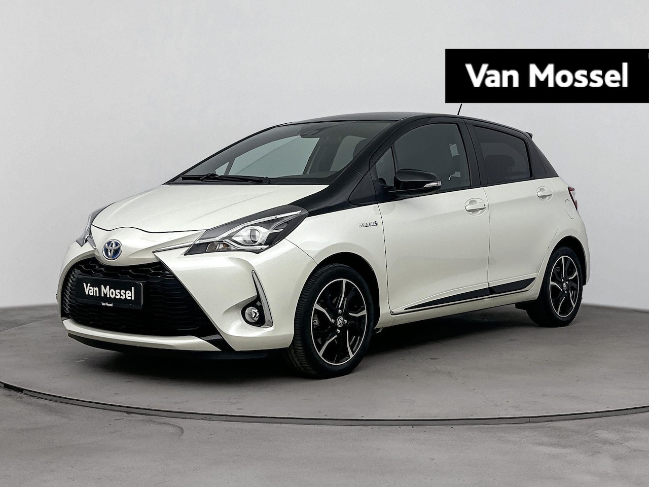 Toyota Yaris - 1.5 Hybrid 100Pk Bi-Tone | Airco | Achteruitrijcamera | Armsteun | Climate Control | LED D - AutoWereld.nl