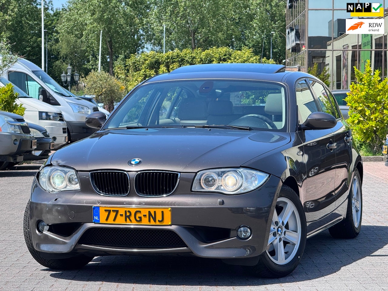 BMW 1-serie - 118i High Executive M uitvoering | Leder | Schuifdak | Parkeersensoren | Xenon | Stoelvewa - AutoWereld.nl