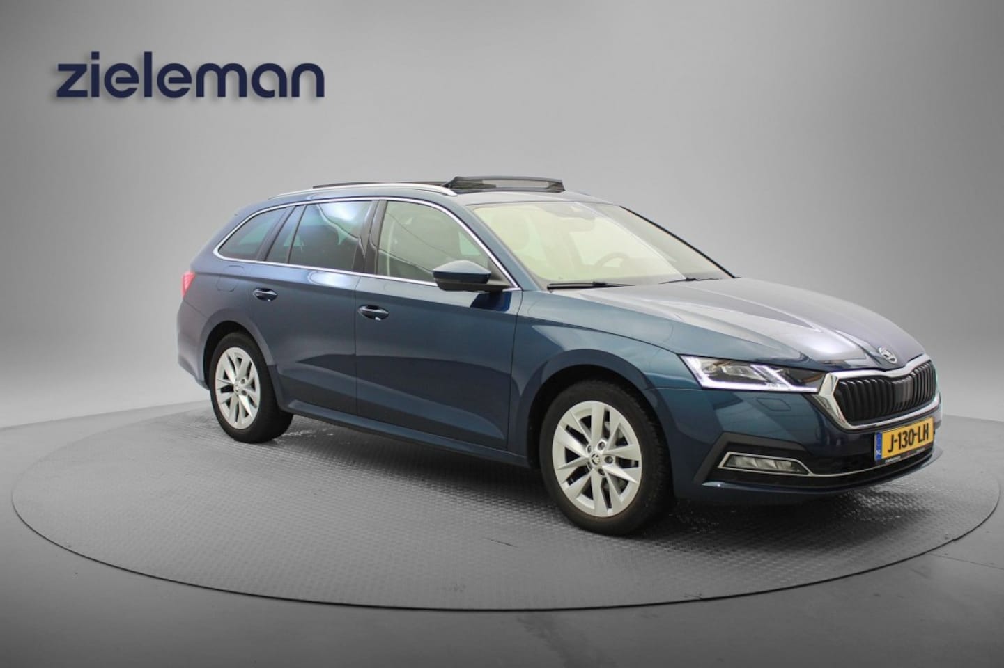 Skoda Octavia Combi - 1.5 TSI First Edition - Panorama, Digitaal Cockpit, Carplay, Stoelverw. Trekhaak - AutoWereld.nl