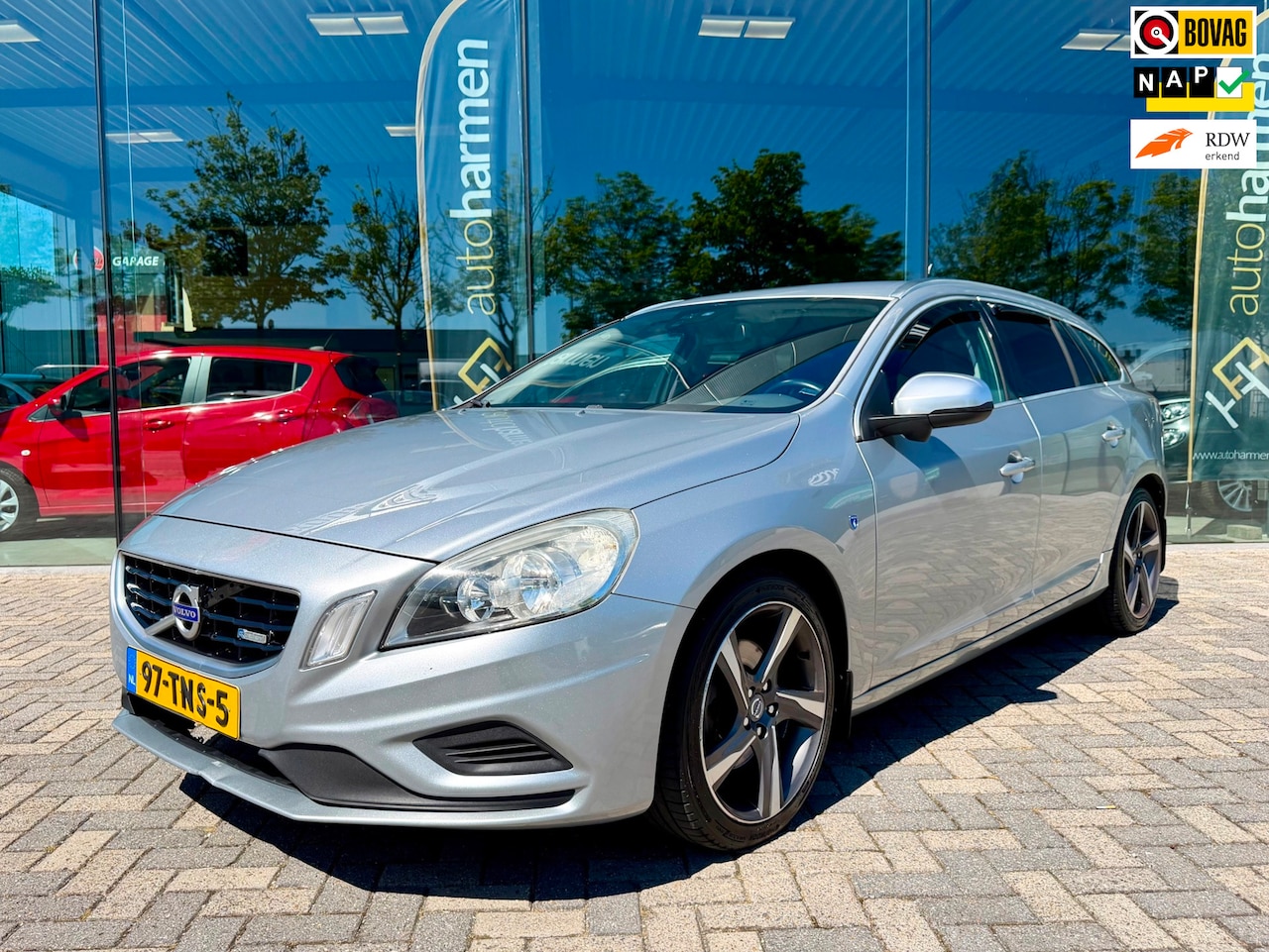 Volvo V60 - 1.6 T3 R-Design 1.6 T3 R-Design, NAP, Trekhaak, 18 inch - AutoWereld.nl