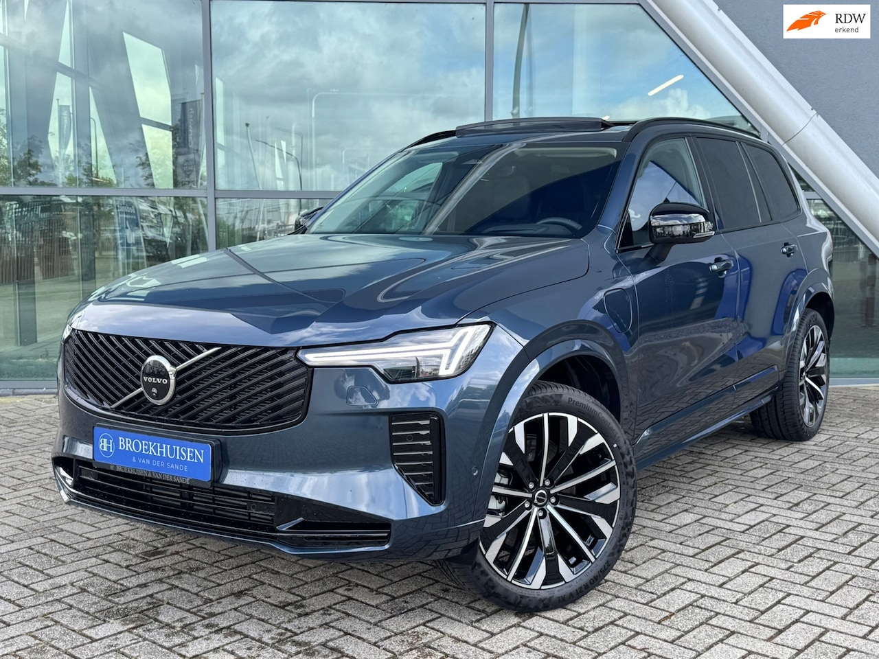 Volvo XC90 - 2.0 T8 Plug-in hybrid AWD Ultra Dark 455pk Luchtvering / Trekhaak / Massage Stoelen - AutoWereld.nl