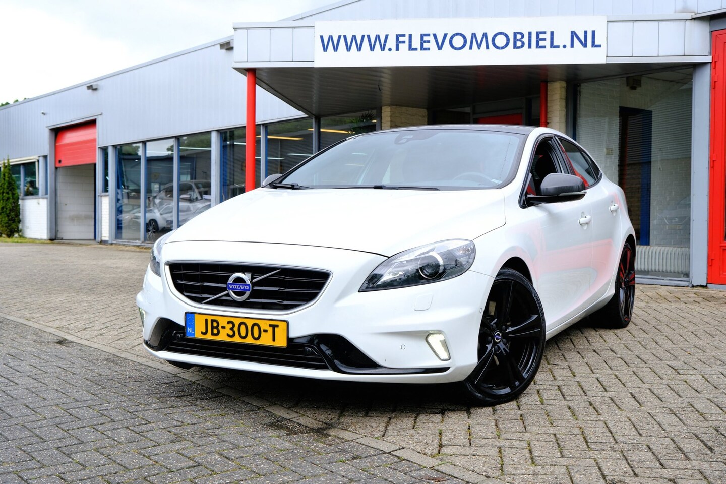 Volvo V40 - 2.0 T5 245pk Carbon Edition Aut. Xenon|Navi|LMV|Leder-Alcantara - AutoWereld.nl