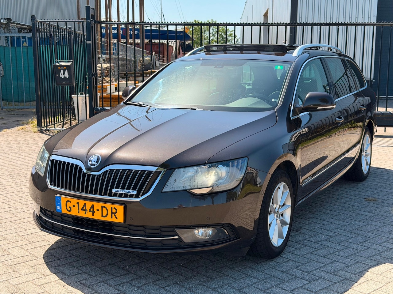 Skoda Superb Combi - 1.6 TDI Champs Elysees Pano Clima Navi Leer Stoelcooling - AutoWereld.nl