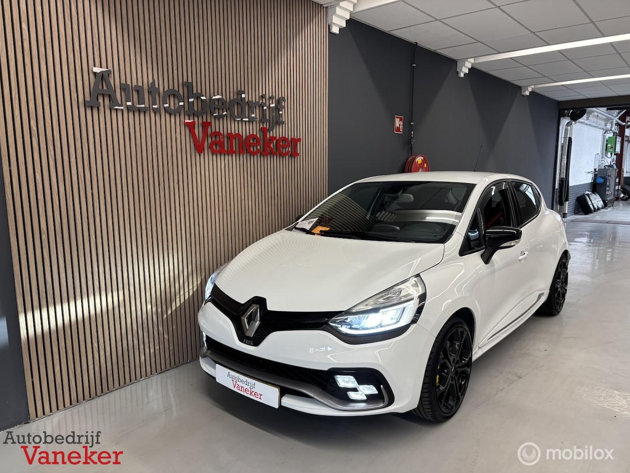 Renault Clio - 1.6 Turbo R.S.|200PK|Carplay|PDC|Stoelverwarming - AutoWereld.nl