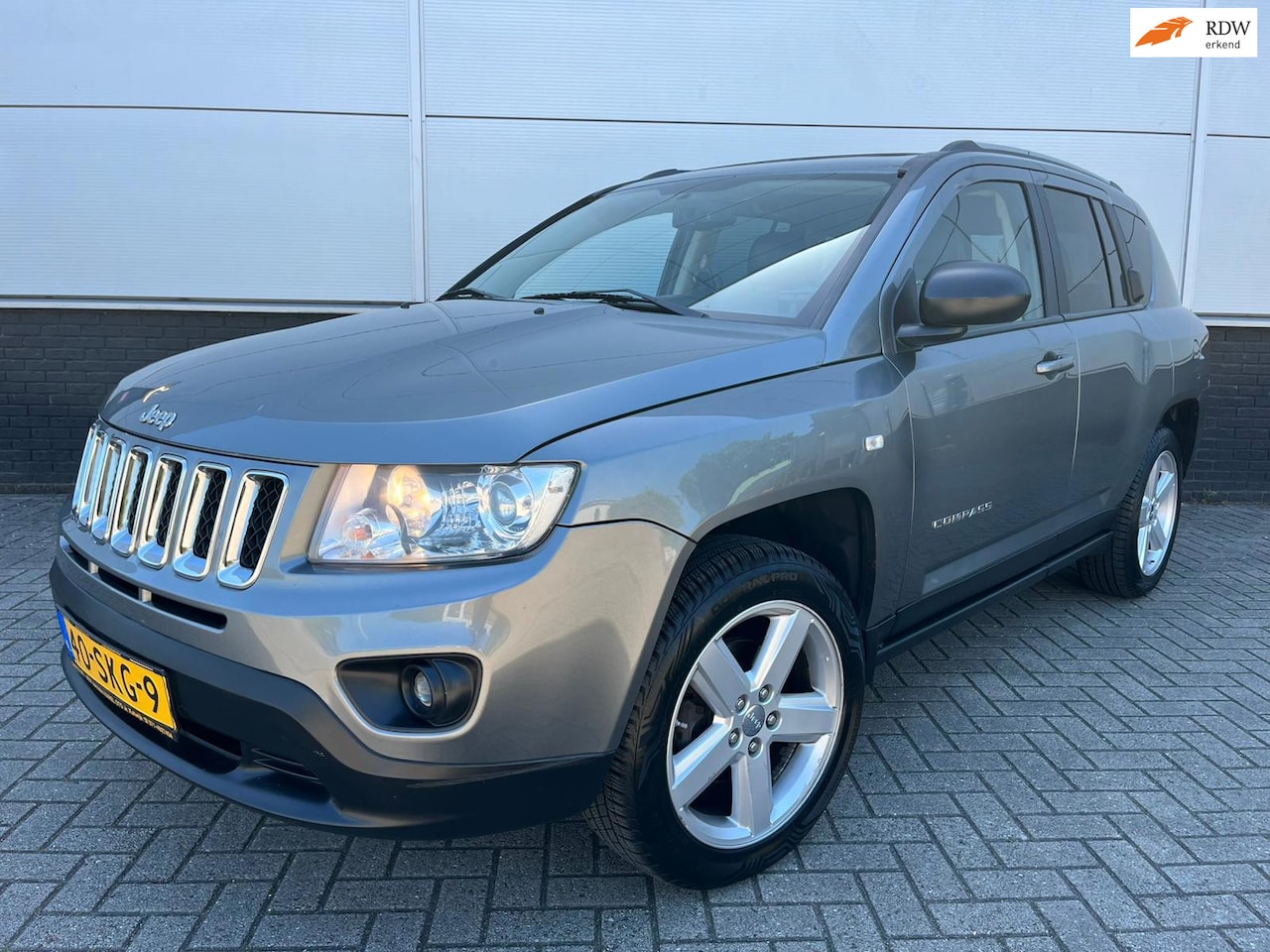 Jeep Compass - 2.4 Limited 4WD Airco - schuif/kantel-dak - trekhaak - sensoren - NAP - navi - armsteun - AutoWereld.nl