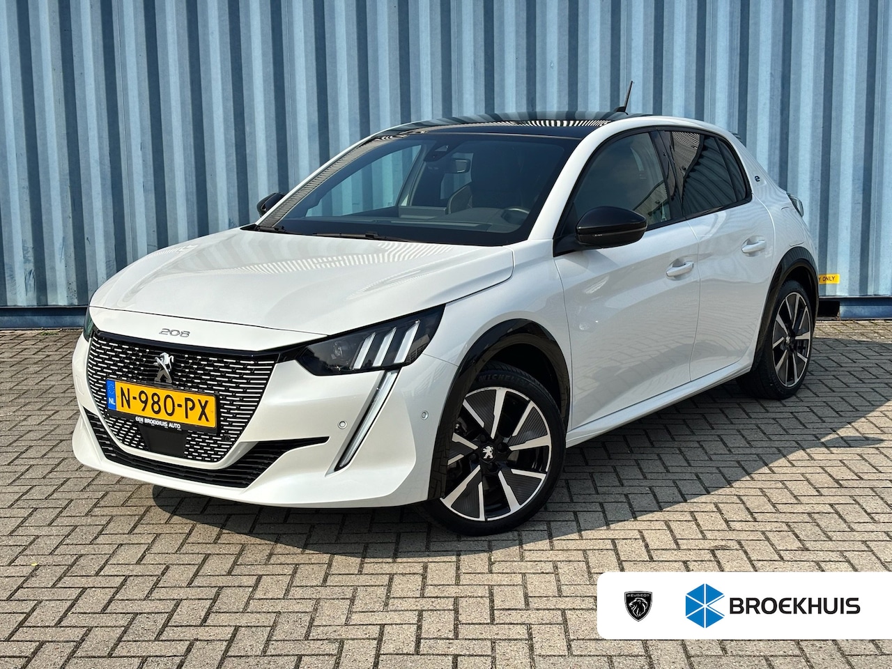 Peugeot e-208 - GT Pack Alcantara stoelen | Panoramadak | Fietsendragerhaak | Achteruitrijcamera | Adeptie - AutoWereld.nl