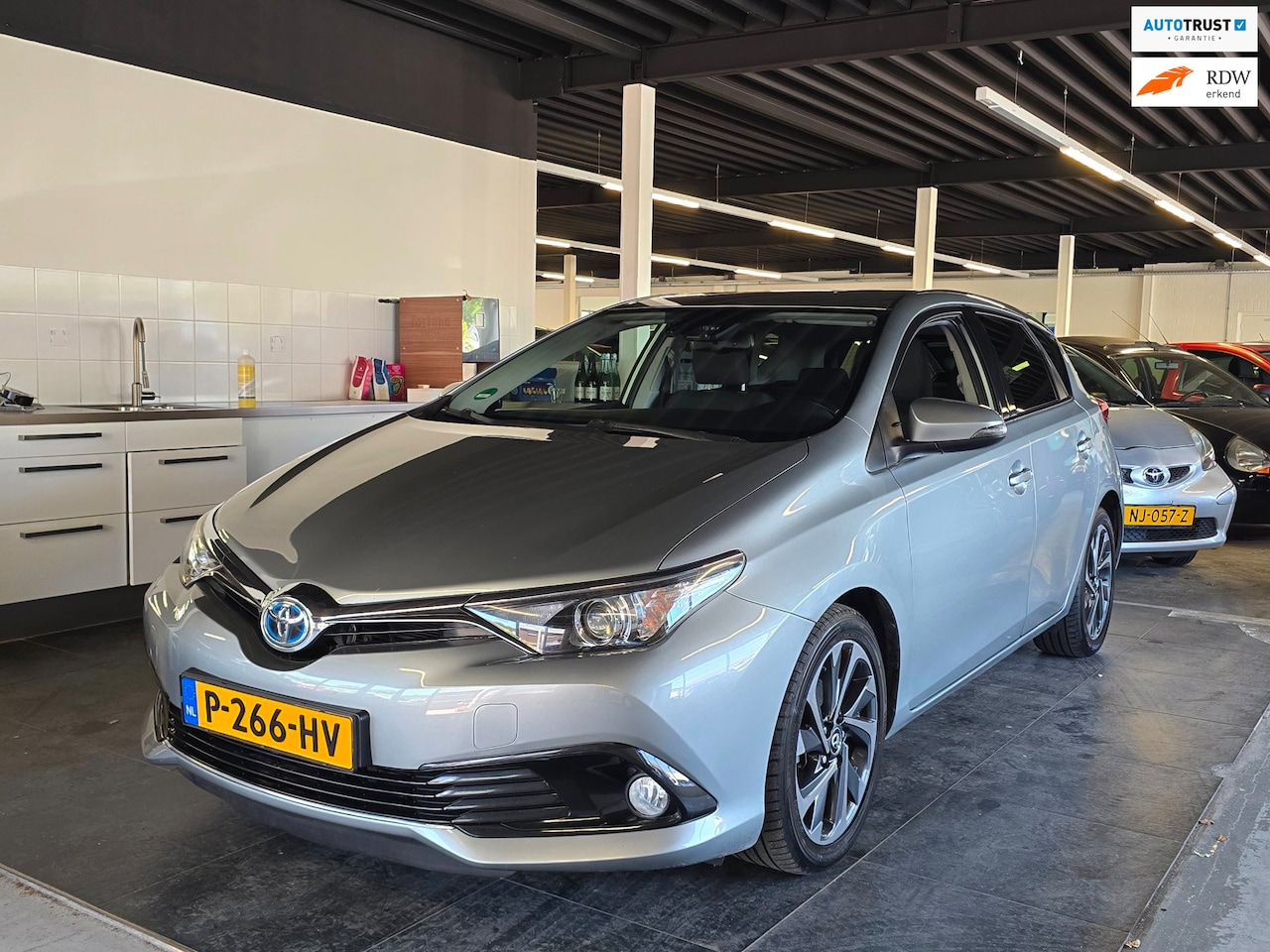 Toyota Auris - 1.8 Hybrid Dynamic/NAVI/CRUISE/AUTOMAAT/ - AutoWereld.nl