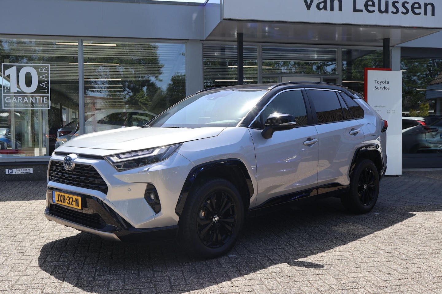 Toyota RAV4 - 2.5 HYBRID AWD BI-TONE STOEL-STUUR & RUITENWISSER VERW EL-ACHTERKLEP P.SENSOREN V+A LED KE - AutoWereld.nl