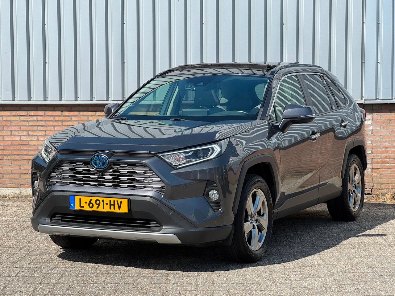 Toyota RAV4 - 2.5 Hybrid AWD Executive Panorama/ Leder/ Trekhaak - AutoWereld.nl