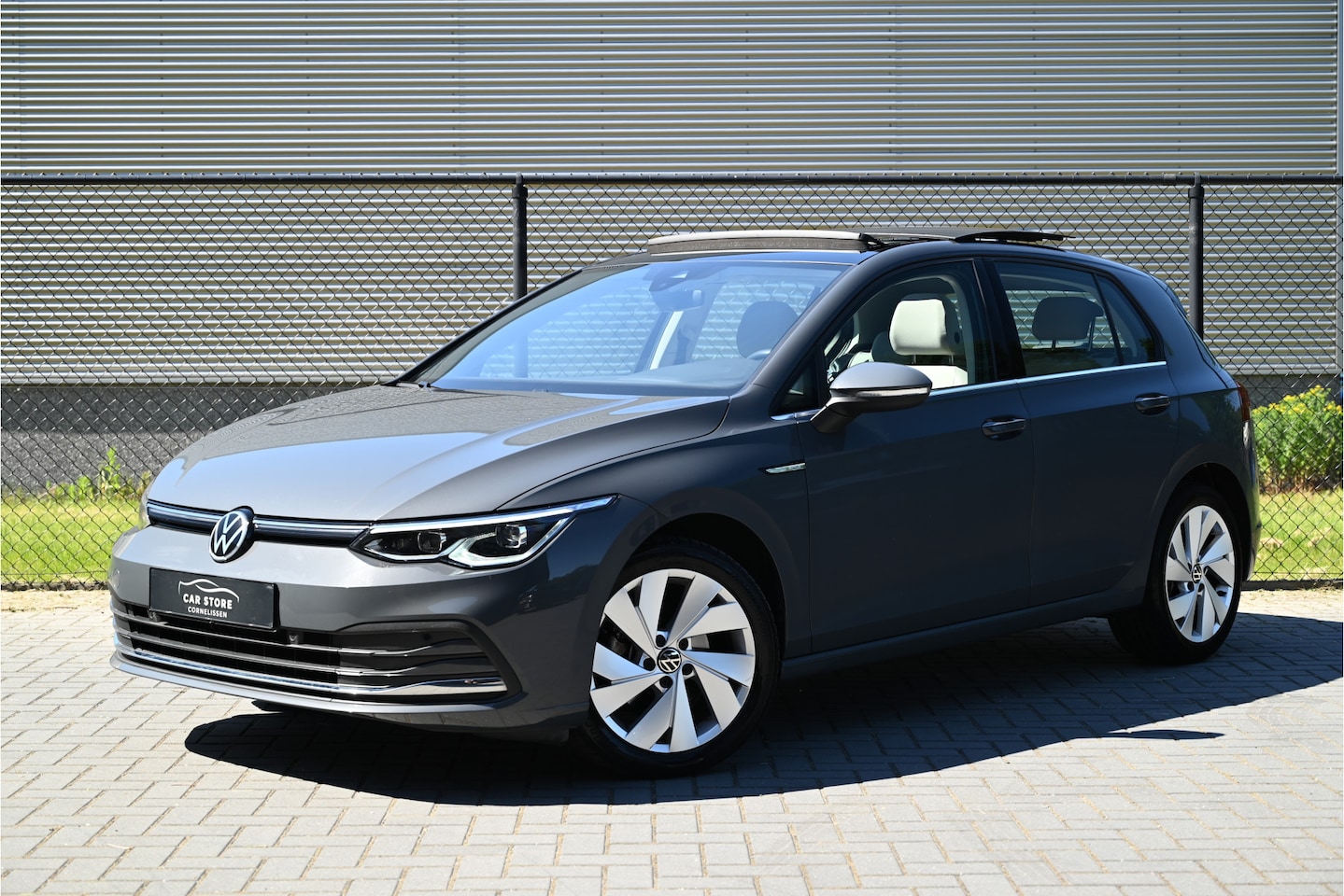 Volkswagen Golf - 1.5 eTSI Style / PANO / MEMORY / MASSAGE / LED / SFEERVERLICHTING / ACC / DOLPHIN GREY - AutoWereld.nl