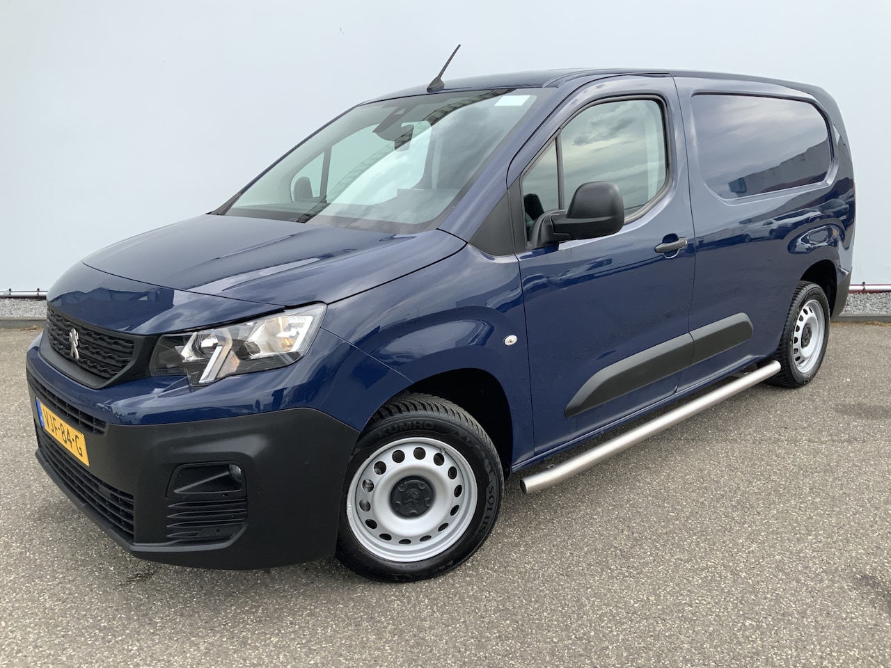 Peugeot Partner - 1.5 BlueHDI Premium Long Airco Cruise Camera Trekhaak 1200 kg Side Bar Euro 6 - AutoWereld.nl