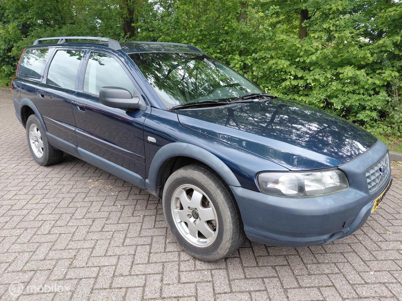 Volvo XC70 - 2.5 T 209 PK 4X4 Cross Country Rookt uit uitlaat - AutoWereld.nl