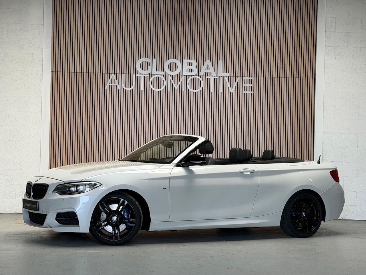 BMW 2-serie Cabrio - M235i - AUTOMAAT - PARELMOER WIT - LEER - NAVIGATIE - HARMAN KARDON - M PERFORMANCE UITLAA - AutoWereld.nl