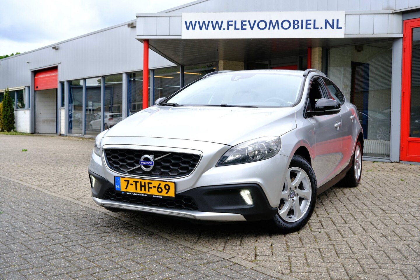 Volvo V40 Cross Country - 1.6 T4 180pk Momentum Aut. Navi|Clima|LMV - AutoWereld.nl