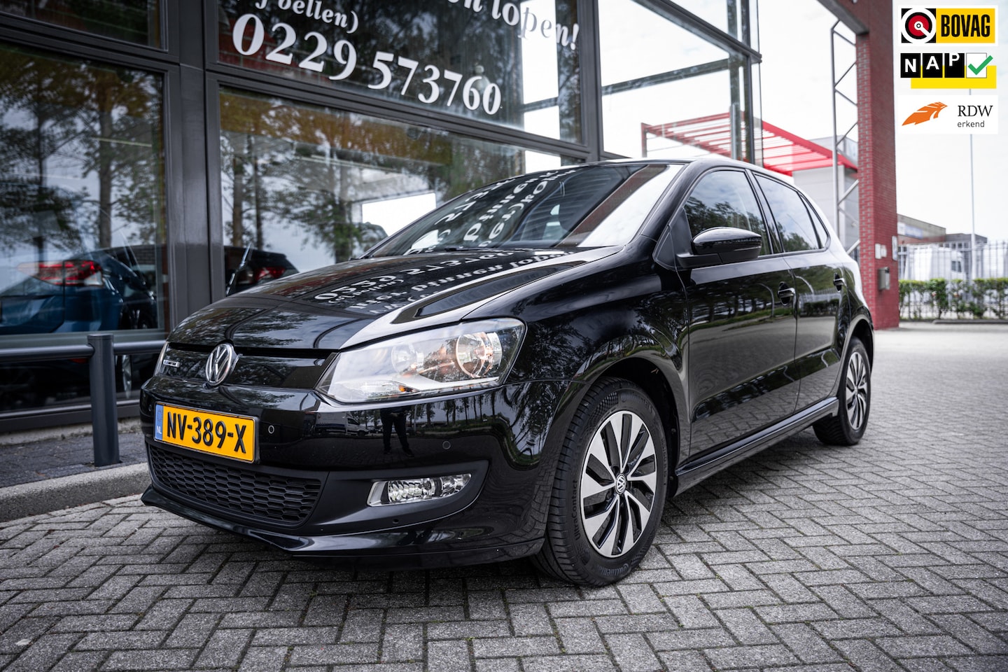 Volkswagen Polo - 1.0 BlueMotion Edition | Automaat | Parkeersensoren voor en achter | Cruise control | - AutoWereld.nl