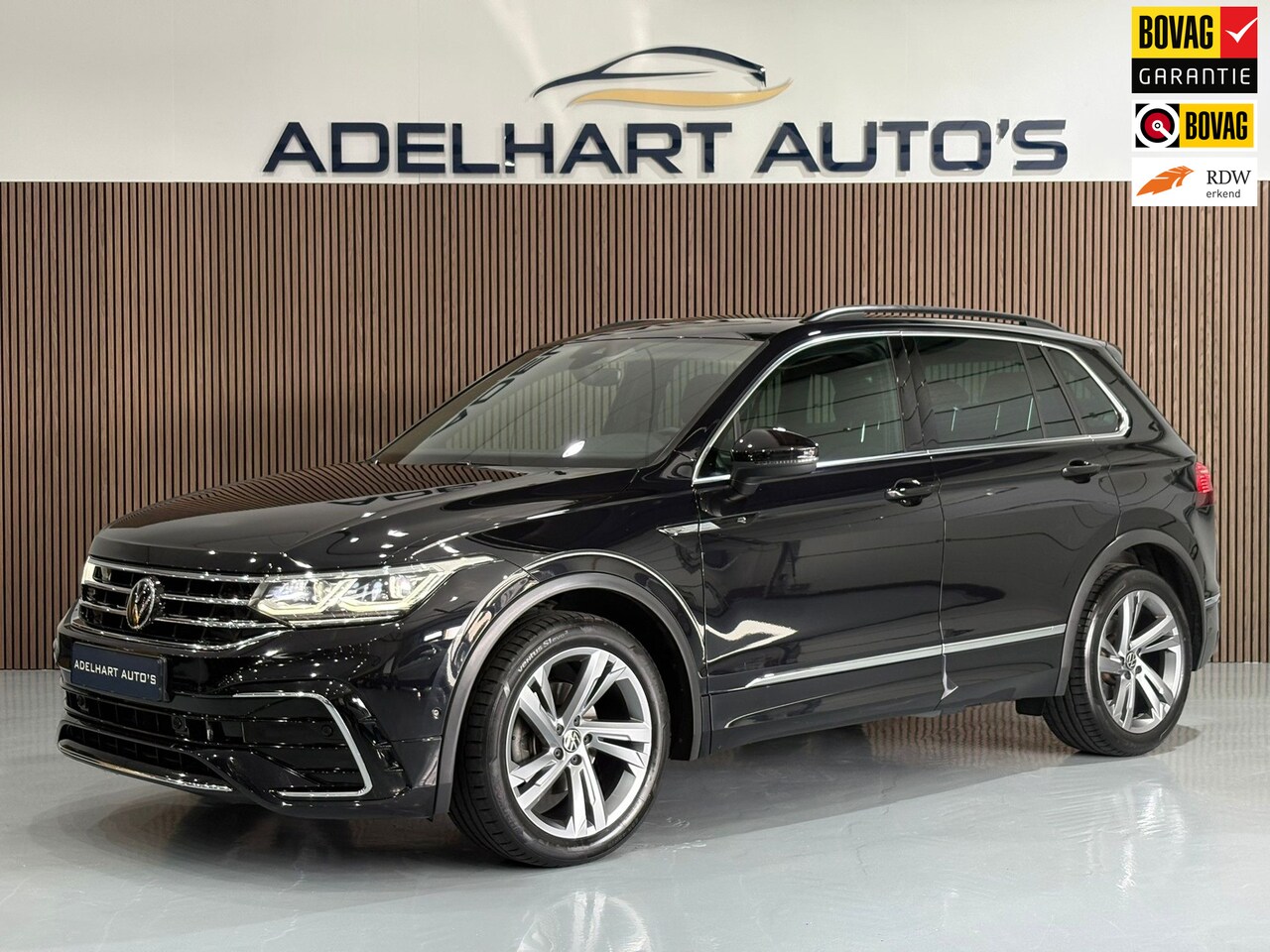 Volkswagen Tiguan - 1.5 TSI R-Line Automaat / Facelift model / Full map navigatie / Cruise control / Climate c - AutoWereld.nl