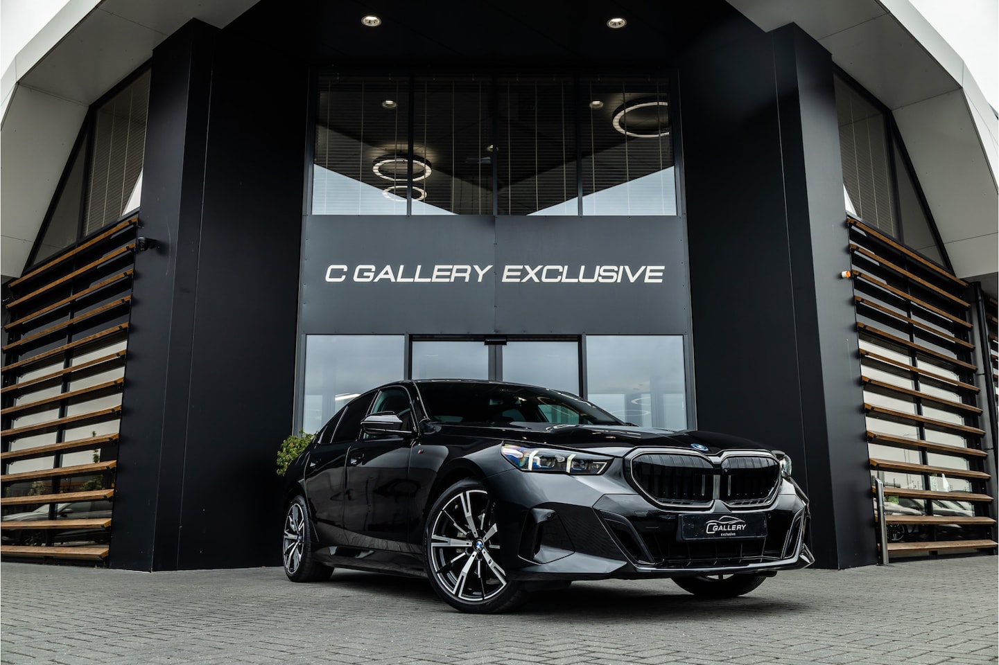 BMW 5-serie - 530e M Sport Edition - Panorama | H&K | Stoelkoeling | Memory - AutoWereld.nl
