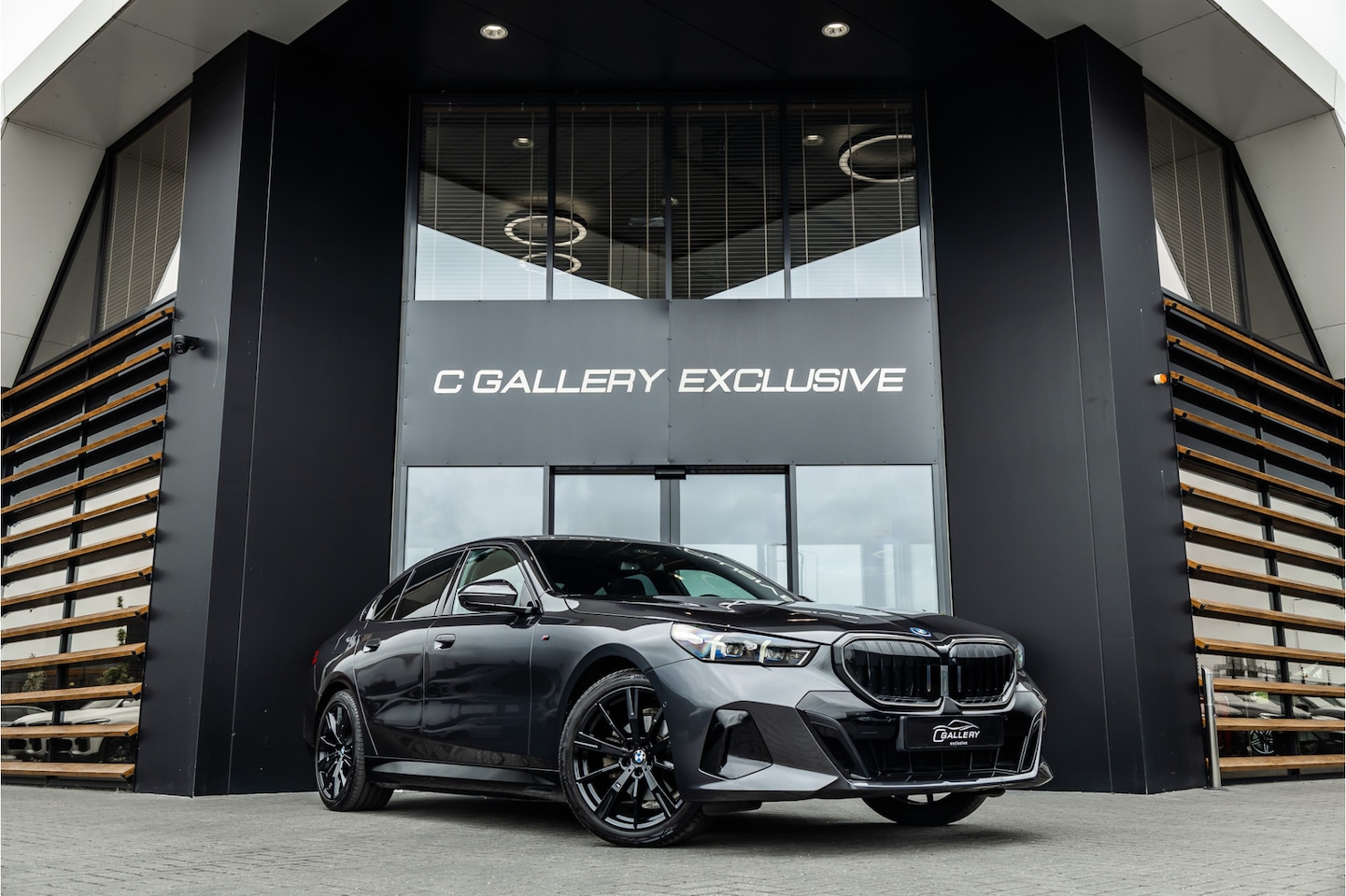 BMW 5-serie - 530e M Sport Edition - Panorama | H&K | Stoelkoeling | Memory - AutoWereld.nl