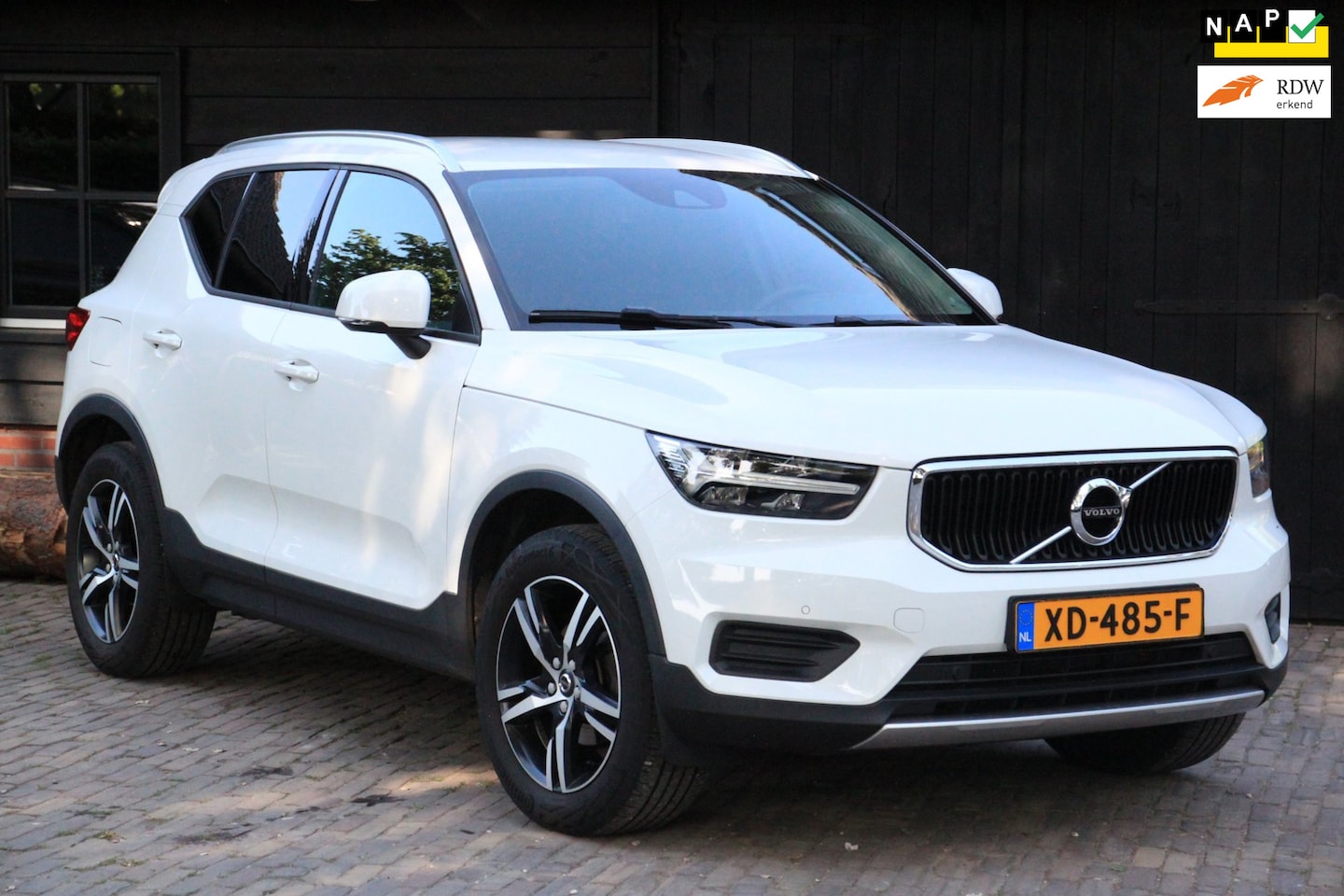 Volvo XC40 - 1.5 T3 Momentum Camera/Half-Leer/Parkeersensor v,a/Trekhaak uitklapbaar - AutoWereld.nl