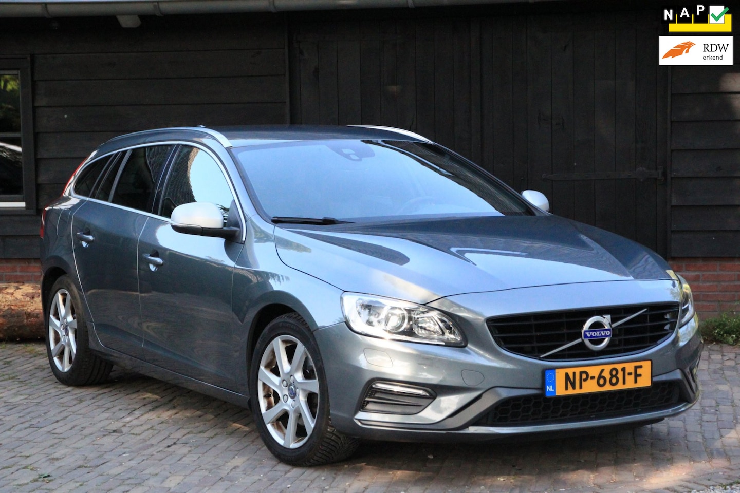 Volvo V60 - 2.0 D2 Nordic+ R design/Xenon/Camera/Stoelverwarming/Parkeersensor - AutoWereld.nl