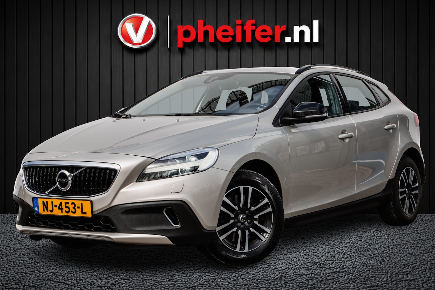 Volvo V40 Cross Country - 2.0 D2 Nordic+ Trekhaak/ Stoelverwarming/ Standkachel/ Full map navigatie/ Cruise control - AutoWereld.nl